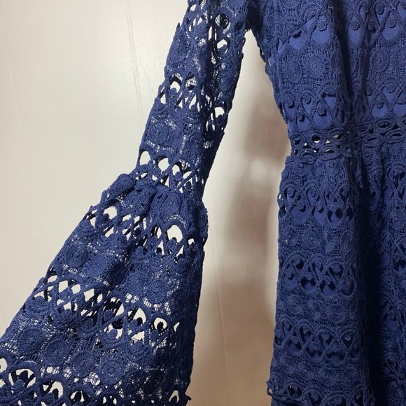 NWT Lulu's Navy Blue Tiered Lace Midi Dress with Bell Sleeves - sz Large - Picture 2 of 5